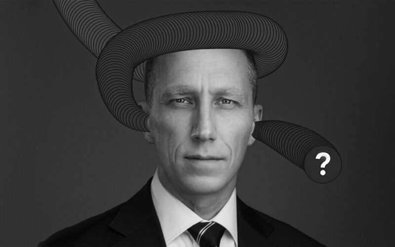 Mees, kelle ümber on küsimärkide uss